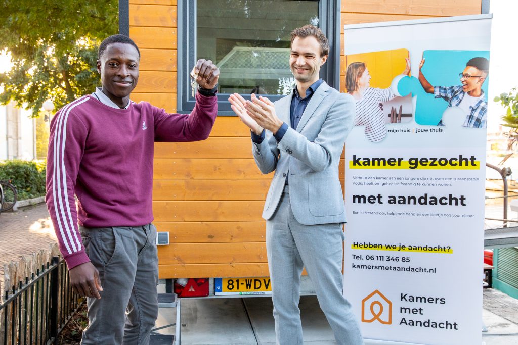 Eerste door UW afgebouwde tiny house geopend door staatssecretaris Maarten van Ooijen