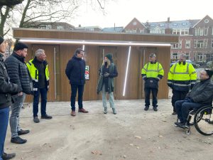UW-medewerkers onderhouden nieuw openbaar toiletgebouw in Wilhelminapark
