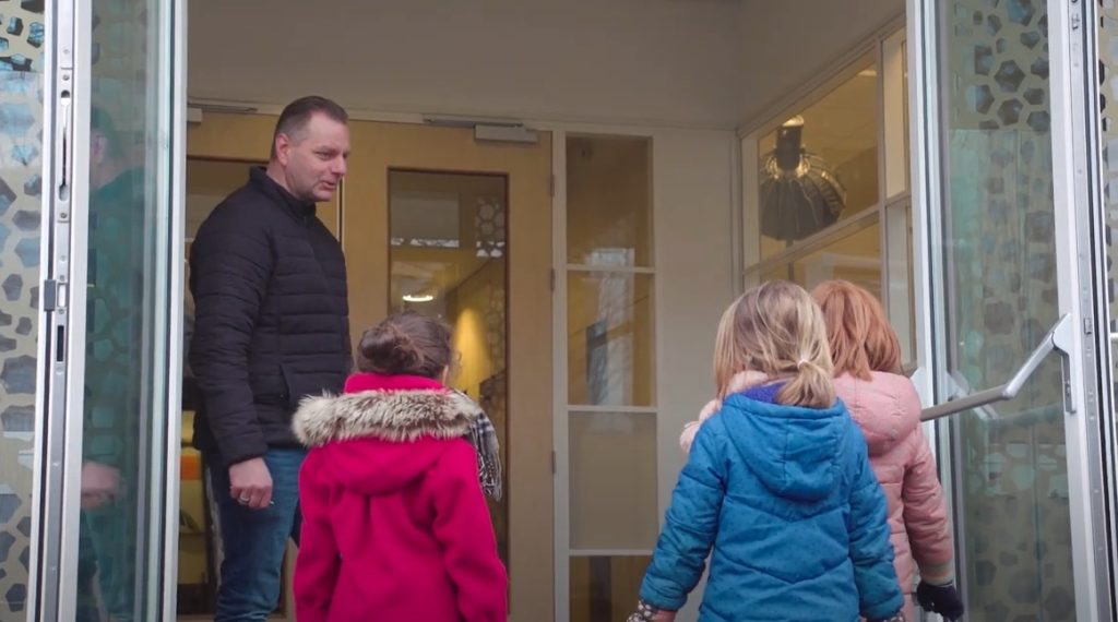 Conciërge bij openbare school Houten