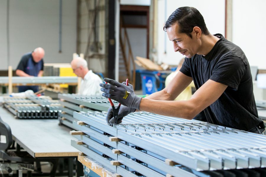 Medewerker van UW werkt in de assemblage