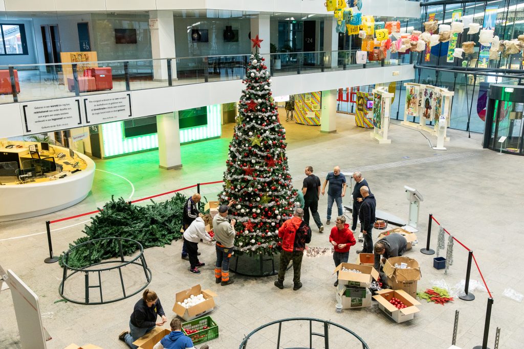 UW-medewerkers plaatsen weer 7 meter hoge kerstboom in Stadskantoor Utrecht