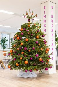 Gezellige kerst met kerstbomen en kerstarrangementen van UW Flora