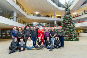 UW-medewerkers plaatsen weer zeven meter hoge kerstboom in Stadskantoor Utrecht