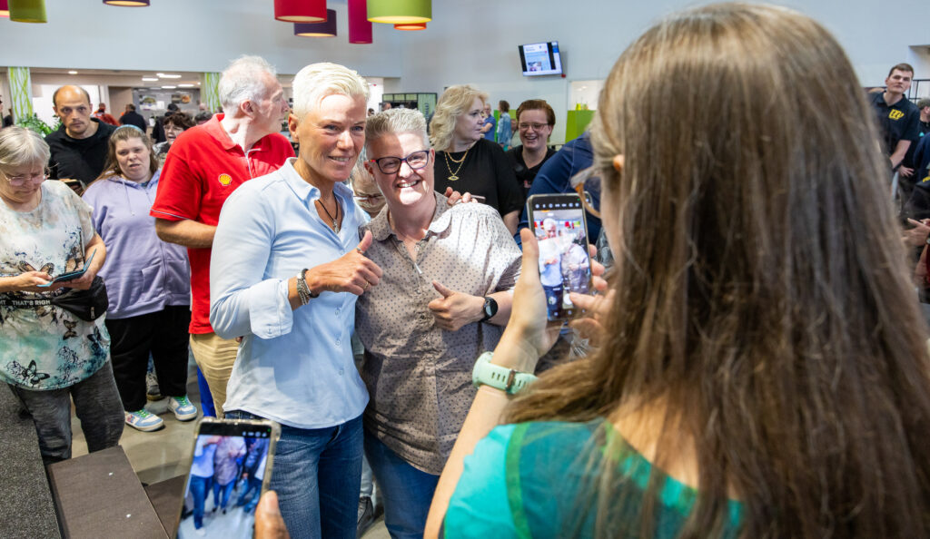 Ellie Lust gaat vrolijk op de foto met alle medewerkers van UW die dat willen