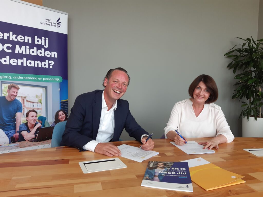 Sjoerd en Esther tekenen mantelovereenkomst UW en ROC