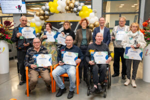 Groepsfoto met de jubilarissen, de wethouder en Sjoerd.
