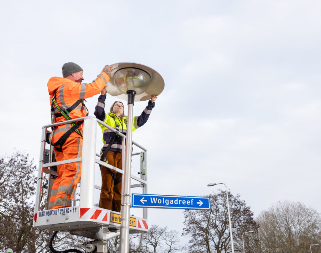Wethouder Schilderman werkt aan de straatverlichting