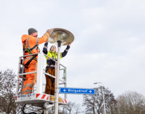 Wethouder Schilderman werkt aan de straatverlichting
