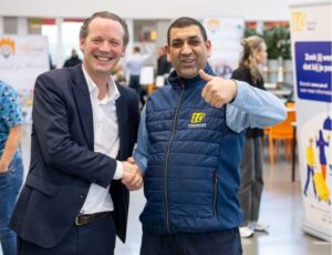 Ismael en Sjoerd schudden elkaar vrolijk de hand