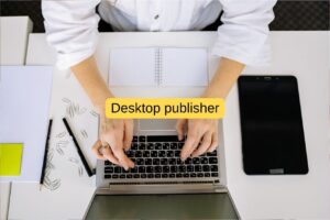 Iemand werkend achter de laptop