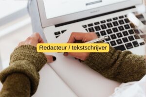 een tekstschrijver aan het werk