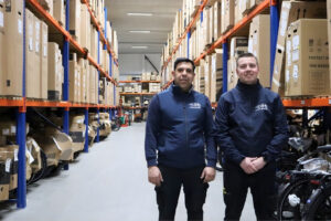 Anthony en Waseem staan samen in het magazijn