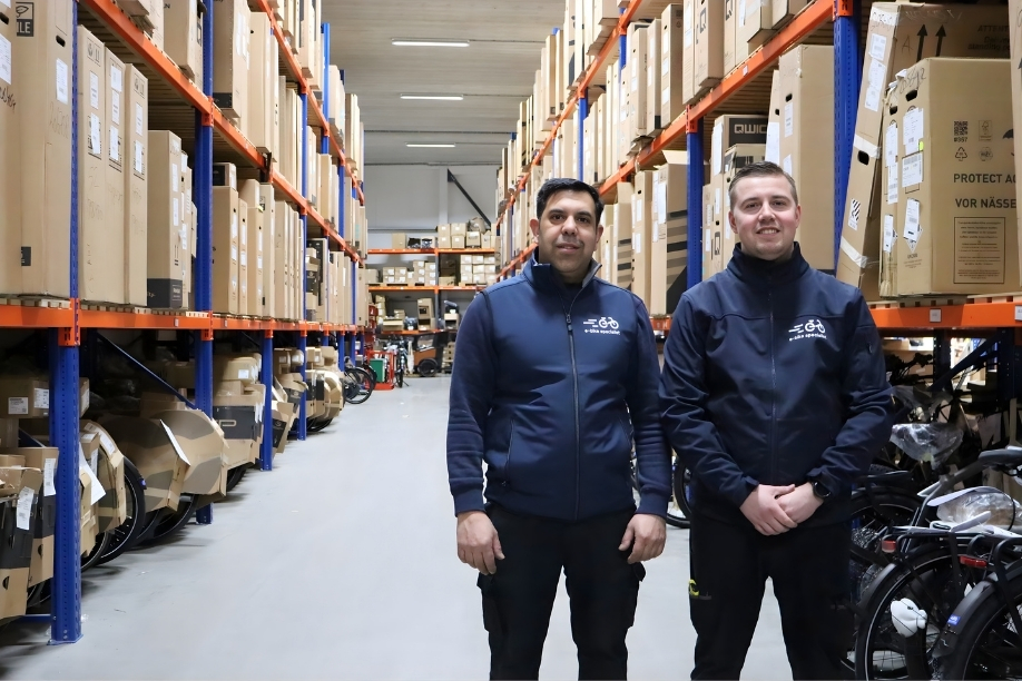 Anthony en Waseem staan samen in het magazijn