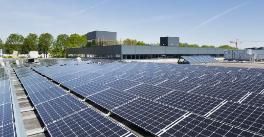 1.287 zonnepanelen op dak UW-pand; frames gemaakt door UW