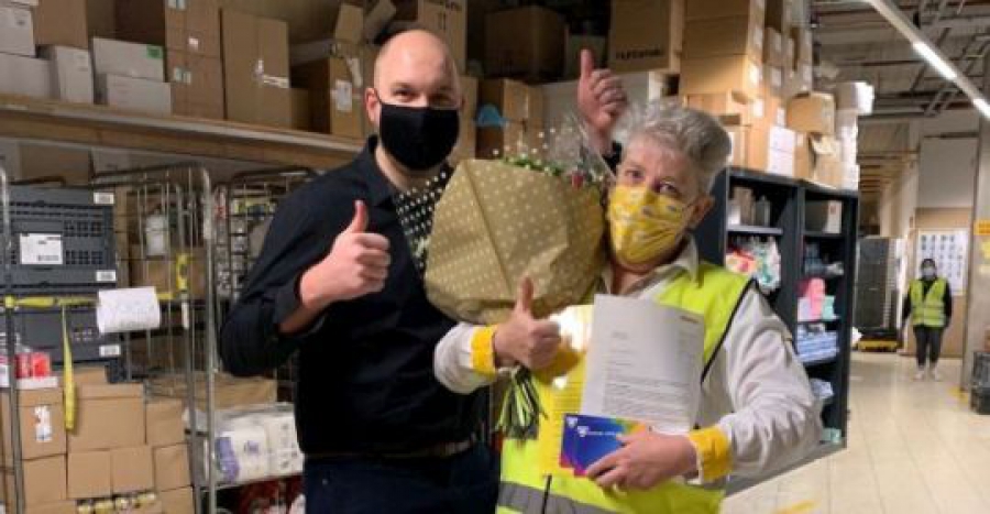 Jolanda wint ‘Gele Wimpel’ Jumbo Supermarkt Overkapel; bekijk het filmpje waarin ze verrast wordt