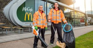 UW’ers houden buitenruimte McDonald’s in The Wall schoon